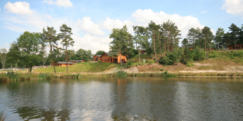 vakantiepark aan het water in de bossen. 